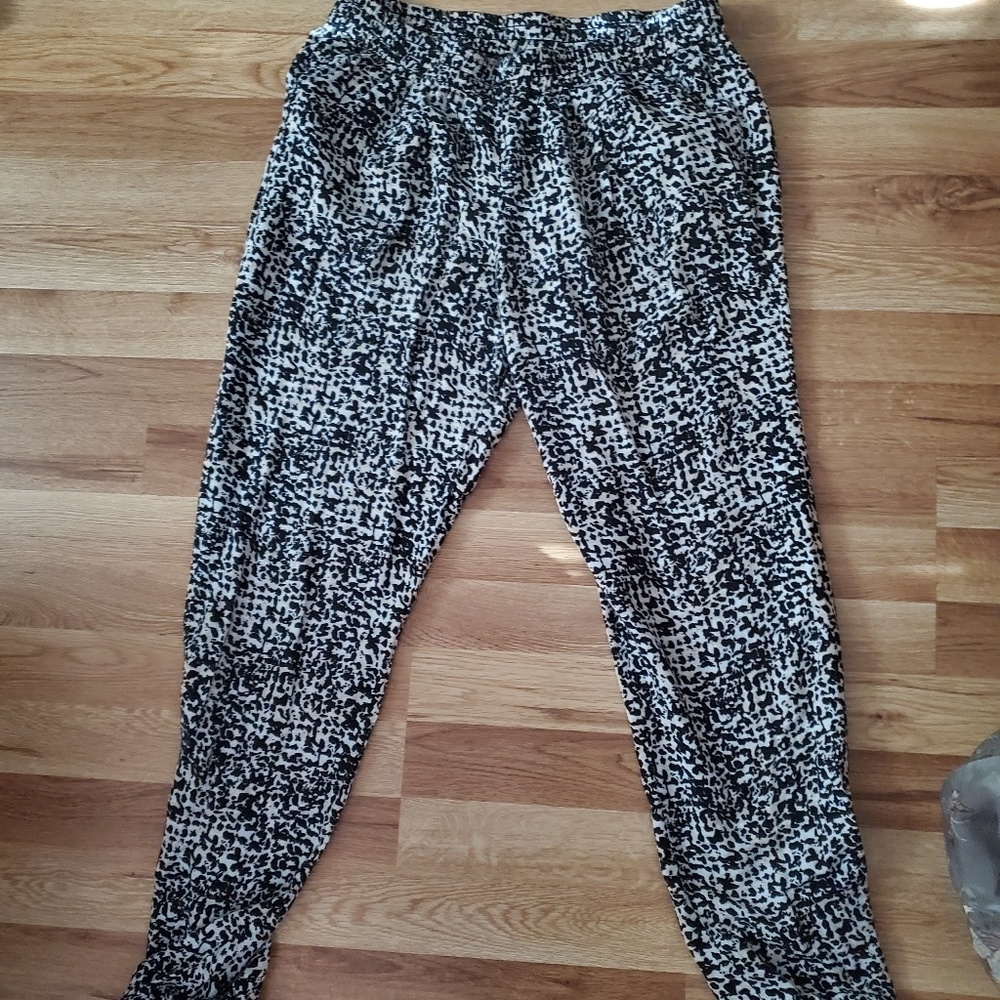 NY&CO cheetah print jogger pants
